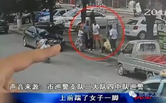 8月5日，市巡警支隊(duì)二大隊(duì)四中隊(duì)巡警在水廠路上巡邏時(shí)，突然一名神色慌張的男子攔下了警車(chē)，男子向巡警說(shuō)他的愛(ài)人被打了。巡警立即查看情況，發(fā)現(xiàn)一名約30歲的女子手捂腹部倒在便道上，巡警立即撥打了110和120。經(jīng)了解得知，受傷女子于某某已懷有兩個(gè)月身孕，于某某的丈夫與男子有經(jīng)濟(jì)糾紛，當(dāng)天男子找于某某的丈夫要錢(qián)，結(jié)果起了爭(zhēng)執(zhí)。巡警從醫(yī)院了解到于某某不幸流產(chǎn)。