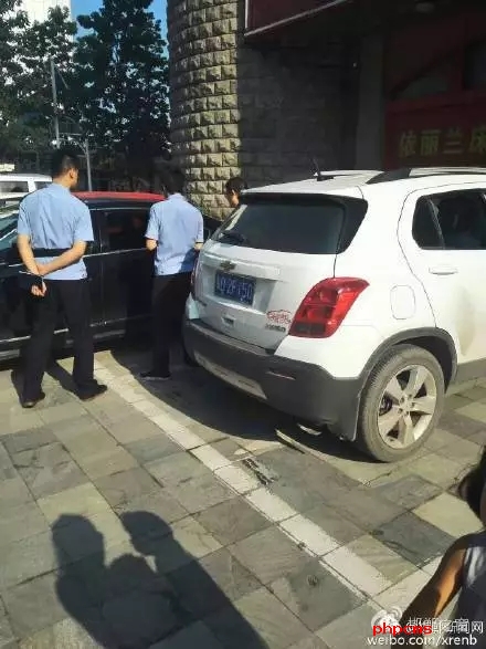 網(wǎng)友爆料：8月10日晚，邯鄲人民路西段，天晁小區(qū)附近，家具大世界門前，十幾輛小車玻璃被砸，車內(nèi)有價值財物被洗劫一空，目前警方已介入調(diào)查。