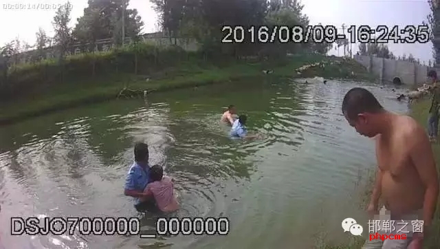 8月9日，邯鄲邱縣新馬頭鎮(zhèn)恒莊村南、駕校南側(cè)河道內(nèi)有一男一女兩人落水，民警接警后迅速趕到現(xiàn)場將二人拖上岸。經(jīng)了解得知，二人系夫妻，當(dāng)日二人開車從家里出來到縣城辦事，路上因瑣事發(fā)生爭吵，車子開到駕校南側(cè)河邊時，男子氣憤的停下車，跳入河中聲稱要自殺，其妻見狀也跳進(jìn)了河里，要一起去死。