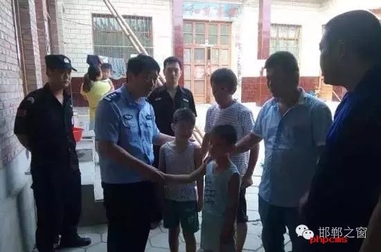 8月11日上午，邯鄲館陶縣公安局指揮中心接到報警，柴堡鎮(zhèn)劉村李某因欠柴堡鎮(zhèn)武張屯村李某某錢款，李某某將李某的兩個兒子（一個10歲，一個8歲）拘禁。民警迅速趕到現(xiàn)場，發(fā)現(xiàn)李某家街門被反鎖，民警登上盤梯與嫌疑人談話，穩(wěn)定其情緒，做其思想工作，當(dāng)日下午17時20分許，兩個小男孩被成功解救。