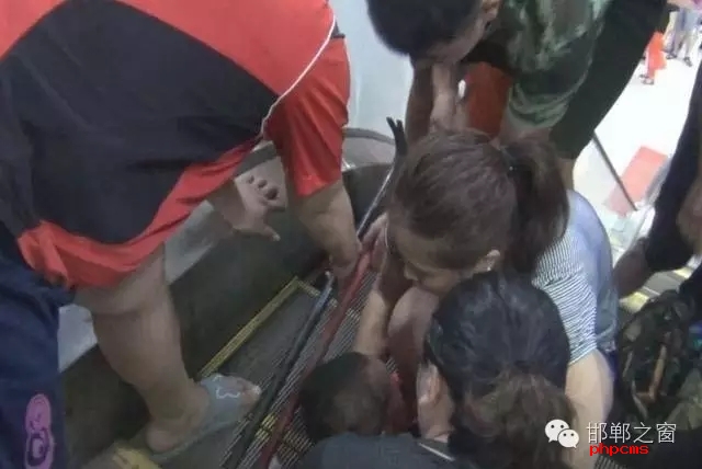 8月11日下午2點，曲周縣百貨大樓一名幼兒手臂卡入滾動扶梯，接到報警后，邯鄲消防曲周中隊立即趕赴現(xiàn)場進行救援。據(jù)商場工作人員介紹，幼兒母親在一旁買水時，沒注意幼兒爬到電梯口玩耍不慎將手臂卡住。