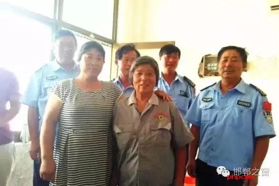 8月10日下午，何某到臨漳縣醫(yī)院給孩子看病，不慎將錢包丟失?？h醫(yī)院保潔員張付榮打掃衛(wèi)生時，在走廊坐椅上發(fā)現(xiàn)了錢包，看了看錢包里有很多錢和卡，她在原處等了好久也沒見人來領(lǐng)取，便將錢包送到保安室，經(jīng)清點發(fā)現(xiàn)里面有2700多元現(xiàn)金及銀行卡。幾經(jīng)周折，終于找到了著急尋找錢包的何某，通過確認無誤后，將錢包交還到了失主手中。