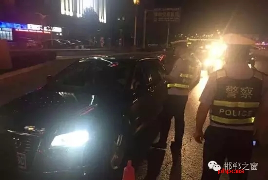 為保證奧運期間有一個良好的道路交通環(huán)境，針對疲勞駕駛、酒后駕駛等違法行為，邯鄲交警六大隊組織開展集中整治酒駕、醉駕專項行動。8月10日，交警六大隊出動警力130余名，出動警車15輛，設(shè)置執(zhí)勤卡點17處，從20時起至23時，在大隊轄區(qū)內(nèi)查獲了18個“酒鬼”以及涉牌涉證違法行為21起。當(dāng)晚，在中華大街水廠路口，有一輛車為了逃避檢查，還試圖倒車逃跑。