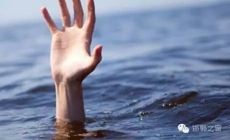 8月11日下午4點(diǎn)左右，邯鄲臨漳縣油房村村主任程艮生像往常一樣在自己負(fù)責(zé)的區(qū)域巡查，在快要接近漳河時(shí)，程艮生發(fā)現(xiàn)不遠(yuǎn)處有兩個(gè)人在水里撲騰。程艮生用盡全力將兩人救上岸?！皟蓚€(gè)孩子才十八九歲，正值大好年華?！被貞浧甬?dāng)時(shí)情形，程艮生依然心有余悸。