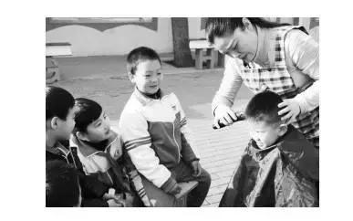 “苗老師理發(fā)又快又好看！”昨日是二月二“龍?zhí)ь^”的好日子，邯鄲市叢臺(tái)區(qū)滏東小學(xué)教師苗艷敏義務(wù)給十多名留守兒童理發(fā)，受到了眾人好評(píng)。為擁有這門手藝，苗艷敏利用節(jié)假日暗中“修煉”了3年。 早在2014年2月，苗艷敏就從網(wǎng)上購(gòu)買了電動(dòng)理發(fā)器，每逢節(jié)假日便去理發(fā)店觀摩學(xué)習(xí)。經(jīng)過一個(gè)多月的鉆研，她把愛人當(dāng)成了第一個(gè)“試驗(yàn)品”，結(jié)果以失敗告終。 為真正學(xué)好理發(fā)手藝，苗艷敏除了光顧各理發(fā)店取經(jīng)外，還經(jīng)常上網(wǎng)學(xué)習(xí)。功夫不負(fù)有心人，經(jīng)過3年多的修煉，她的手藝越來(lái)越嫻熟，漸漸得到了大家的認(rèn)可。 今年二月二，她特意從家里帶來(lái)理發(fā)工具，為廣大師生一展才藝。