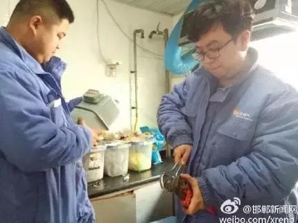 2月28日，邯鄲華潤(rùn)燃?xì)夤竟ぷ魅藛T對(duì)我市叢臺(tái)花園，滏新家園等燃?xì)庥脩暨M(jìn)行安檢，截止目前，該公司已入戶安檢21938戶，發(fā)現(xiàn)隱患并整改1564戶。根據(jù)相關(guān)規(guī)定，燃?xì)饨?jīng)營(yíng)企業(yè)每?jī)赡晷鑼?duì)所管轄范圍內(nèi)的燃?xì)庥脩暨M(jìn)行一次入戶安全檢查工作，其目的是查找安全隱患，確保用戶安全用氣。