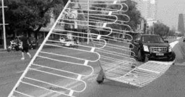 2月13日晚，在河北省邯鄲市渚河路與光明大街交叉口發(fā)生的一起交通逃逸事故。剛輸完液的受害人從羅城頭村口由南向北行駛，正準(zhǔn)備左轉(zhuǎn)時(shí)，卻被迎面而來(lái)的逆行車輛撞飛在地，該司機(jī)并沒有停車，而是加速向南行駛，瞬間就消失的無(wú)影無(wú)蹤了。 隨后，邯山大隊(duì)事故科的民警趕到現(xiàn)場(chǎng)。查出這輛肇事車輛就在這起事故發(fā)生的三分鐘前，就在位于中華大街渚河路東南角的金業(yè)小區(qū)的停車場(chǎng)，撞斷停車場(chǎng)的欄桿后加速逃離了現(xiàn)場(chǎng)。 而前面的這起事故，應(yīng)該就是該車在逃逸的過程中行駛到羅城頭附近，撞人后再次逃逸。通過天網(wǎng)監(jiān)控顯示，這輛轎車拐進(jìn)一小區(qū)后，就一直沒有出現(xiàn)過。2月14日凌晨2點(diǎn)05分警車到達(dá)該小區(qū)，經(jīng)過近半個(gè)小時(shí)的搜索，民警在小區(qū)的一個(gè)角落里找到了這輛肇事車輛。這起發(fā)生在2月13號(hào)的交通肇事逃逸案宣告告破。