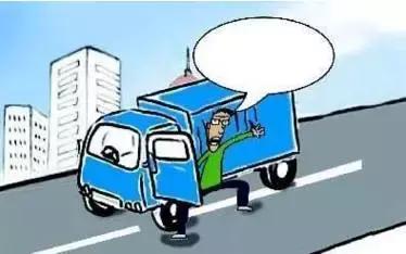 2月27日凌晨，邯鄲市一名男子套用其表哥A2駕駛證信息駕駛大貨車進(jìn)入市區(qū)，沒成想因?yàn)樽旖堑囊活w痣被交警看出破綻，不僅被公安機(jī)關(guān)依法行政拘留了15天，而且被罰款1500元。在事實(shí)面前，駕駛?cè)瞬坏貌怀姓J(rèn)自己無(wú)證，試圖用表哥的駕駛證蒙混過關(guān)。